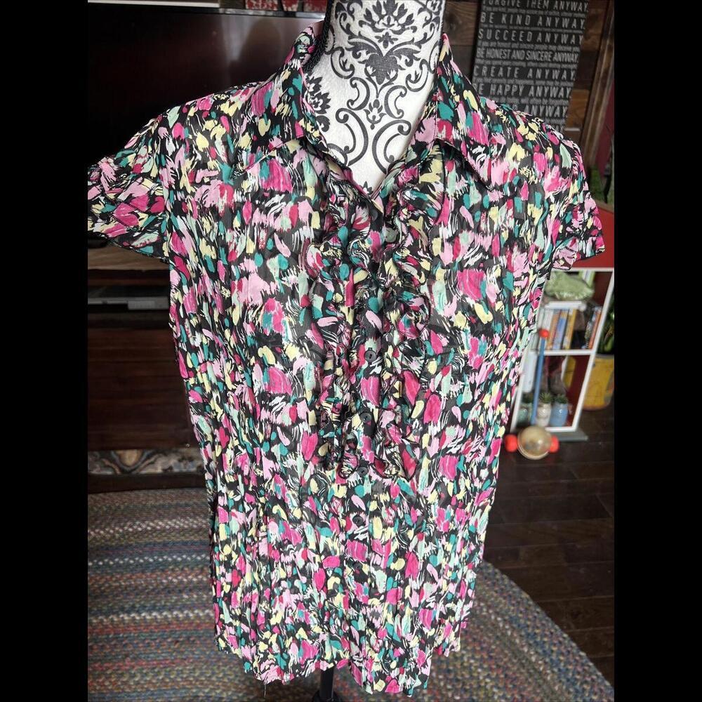 Lg. new directions Polyester top W/ Front And Sleeve Ruffles. Multicolor‎ Print.